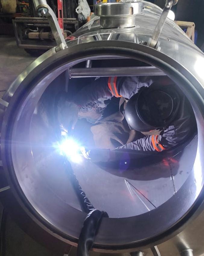 Equipe L&L Service realizando manutenção industrial